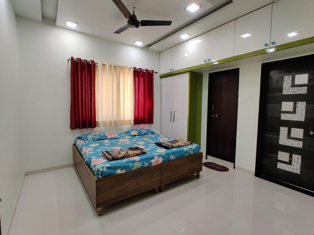 Rajlakshmi Niwas Apartamento Solapur Exterior foto